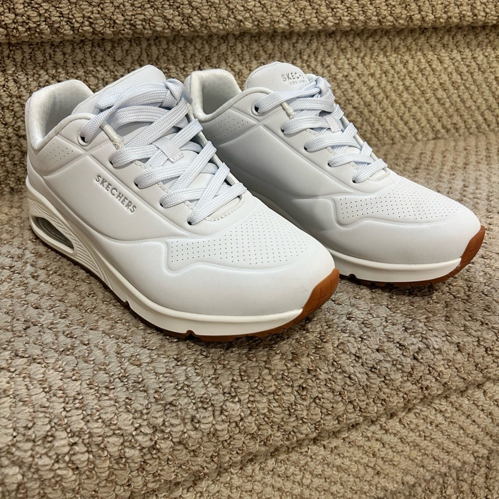 Skechers White Sneakers: Woman 6.5
